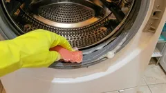Wie man die Gummidichtung einer Waschmaschine mit nur einer Zutat reinigt.
